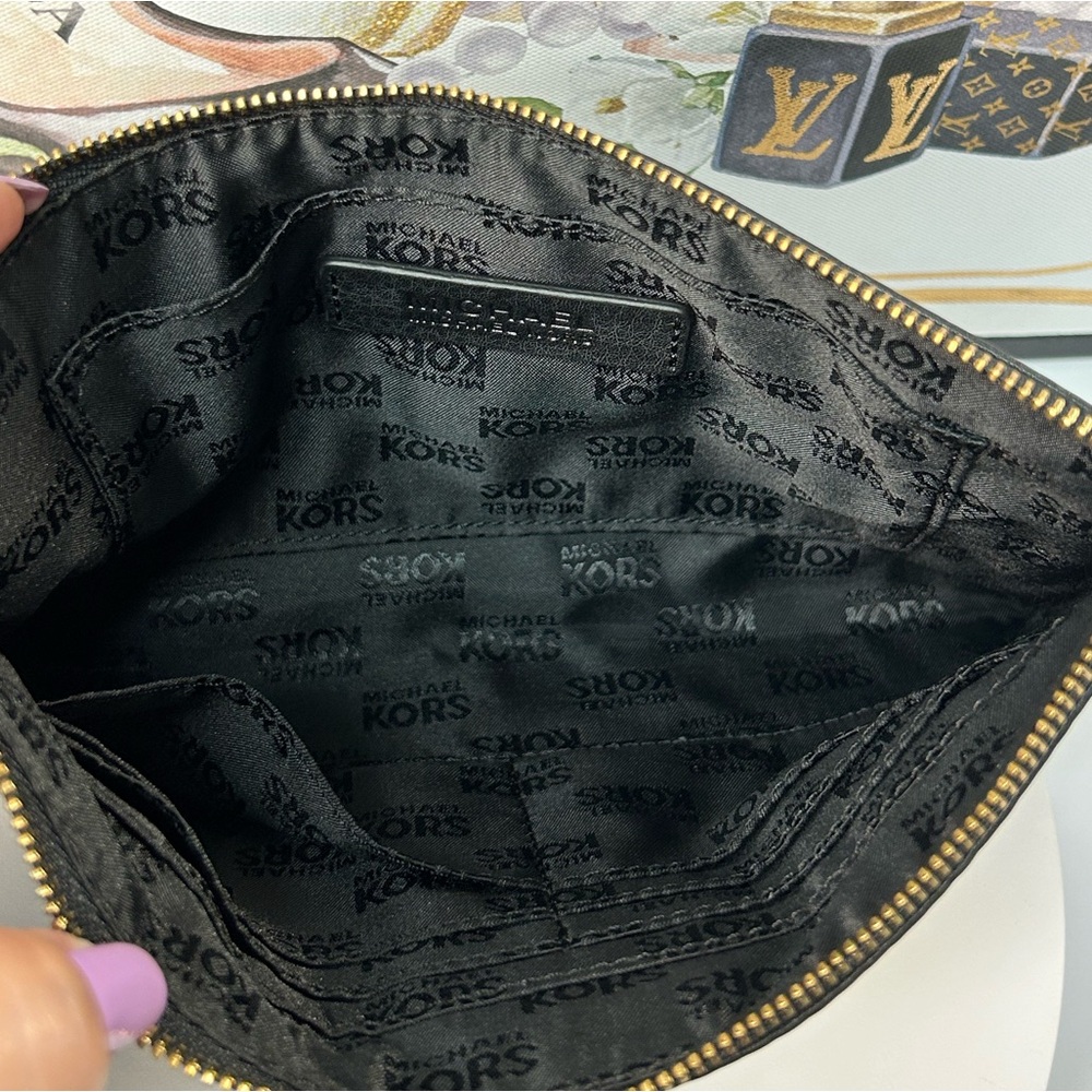Michael Kors Large Pebble Leather Wristlet/Clutch 😍🖤 - Picture 6 of 17